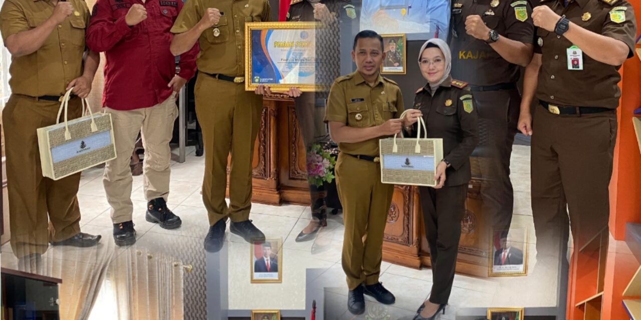 Penyerahan Piagam Penghargaan Dari Kepala BNNK Bungo Untuk Kepala Kejaksaan Negeri Bungo
